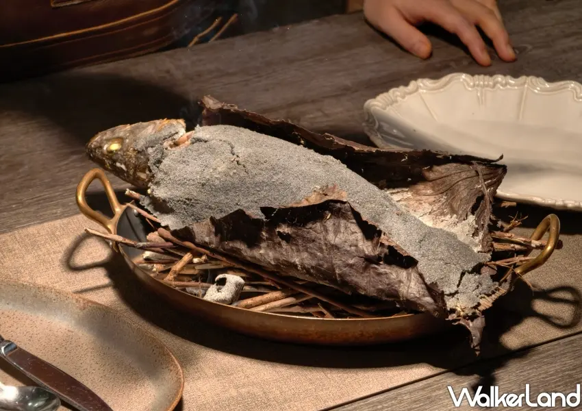 ▲每日限量供應的鹽烤當日鮮魚,全魚包覆自製竹炭黑鹽烘烤,鎖住極致鮮甜肉汁與海洋香氣。(攝影:鄭雅之)