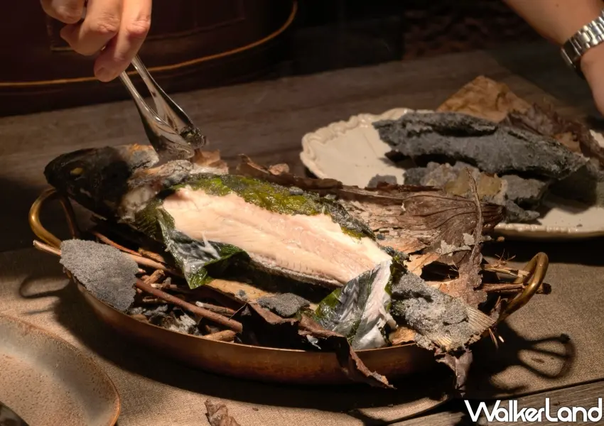 ▲鹽烤當日鮮魚上桌後由賓客親手敲開竹炭黑鹽殼,帶有濃郁儀式感,展現極致柔軟與多汁的魚肉口感。(攝影:鄭雅之)