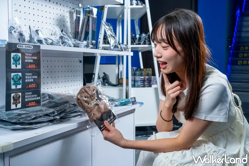 ▲看完海報展再到周邊商品區大買特買,架上滿滿的哥吉拉造型商品讓人心花怒放,尤其是軟萌手感極佳的絨毛小物,一拿在手上就讓人忍不住想直接掏錢帶回家。圖/i-Ride提供;窩客島整理