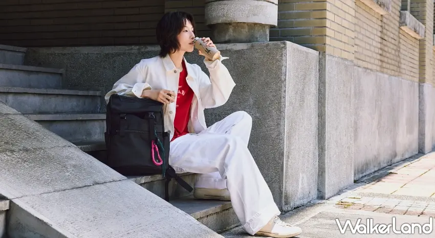▲輕便率性的白色外套搭配大容量黑色後背包,坐在街頭階梯上隨手喝一口熱咖啡,隨身配件也是整體穿搭的質感亮點。圖/PORTER INTERNATIONAL提供;窩客島整理