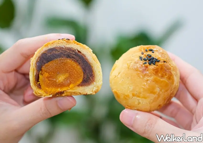 ▲台中排隊名店不二糕餅展現手工酥皮工藝,切開可見飽滿濕潤的鹹蛋黃與綿密紅豆沙,打造口感豐富的中秋甜點饗宴。