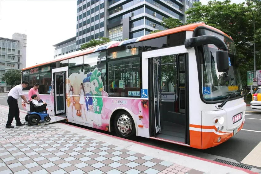 ▲臺北市響應無車日邁入25週年,今年首度攜手新北市推動雙北市區公車免費搭乘活動