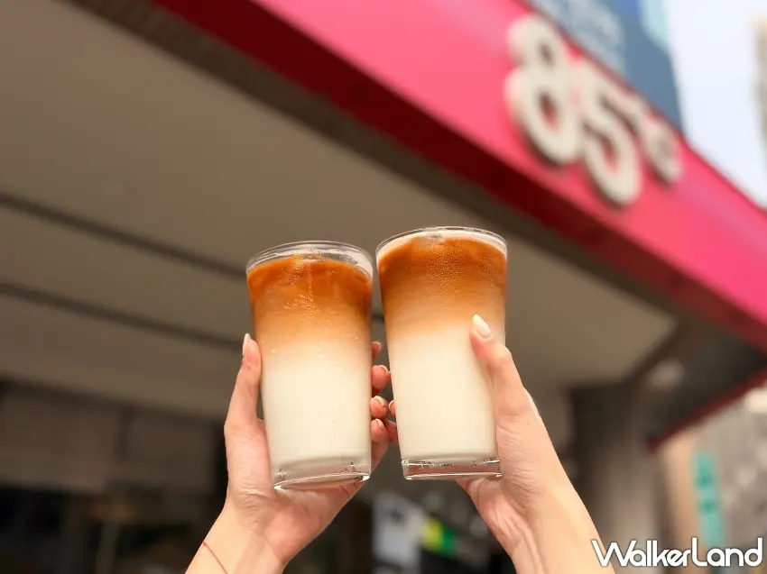 ▲9月28日教師節限時10點至22點開跑,85℃大杯咖啡系列直接給出第二杯35折超殺優惠,人氣爆款拿鐵咖啡兩杯只要135元,平均單杯甜甜價67.5元就可以喝到綿密奶香與香醇咖啡交織的絕妙滋味,連卡布奇諾、焦糖瑪奇朵等熱門風味通通有折扣,一次囤10杯寄杯更划算。圖/85℃提供;窩客島整理