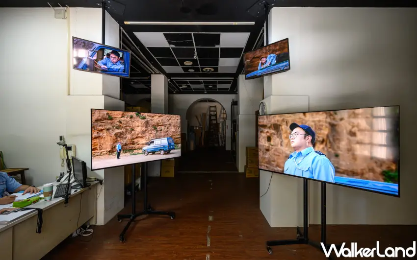 ▲李奧森四頻道錄像作品《美術館警衛》直接在警衛室展出,呈現警衛長時間駐守的巡視日常。(台北當代藝術館提供,攝影:ANPIS FOTO 王世邦)