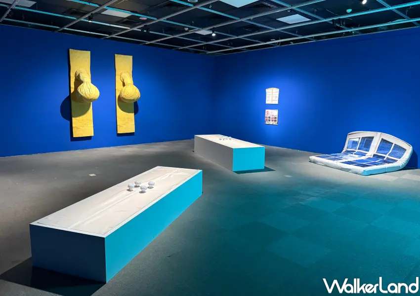 ▲當代館25週年壓軸展!黃韶瑩《休憩室》將辦公室日常物件轉化為柔軟雕塑,象徵即將暫停運作的休憩美術館。(攝影:鄭亦庭)