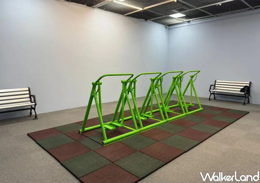 ▲當代館25週年壓軸展!林南宏《太空漫步》將戶外健身遊具搬進台北當代藝術館展場,邀請觀眾互動參與。(攝影:鄭亦庭)