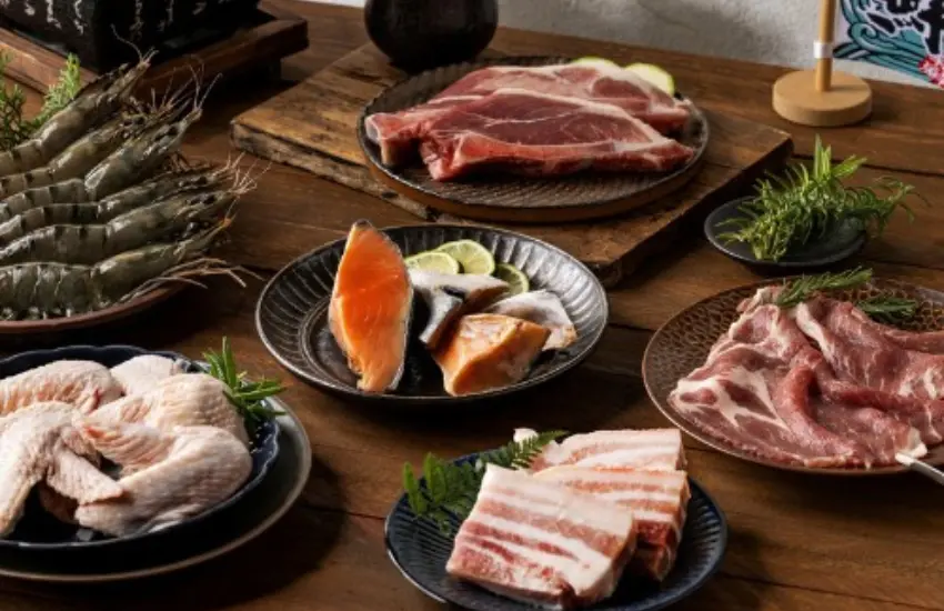 ▲共有馬告鹹豬肉、嫩燒味噌里肌、鹽麴鮭魚與薄鹽鯖魚等6款海陸單品。