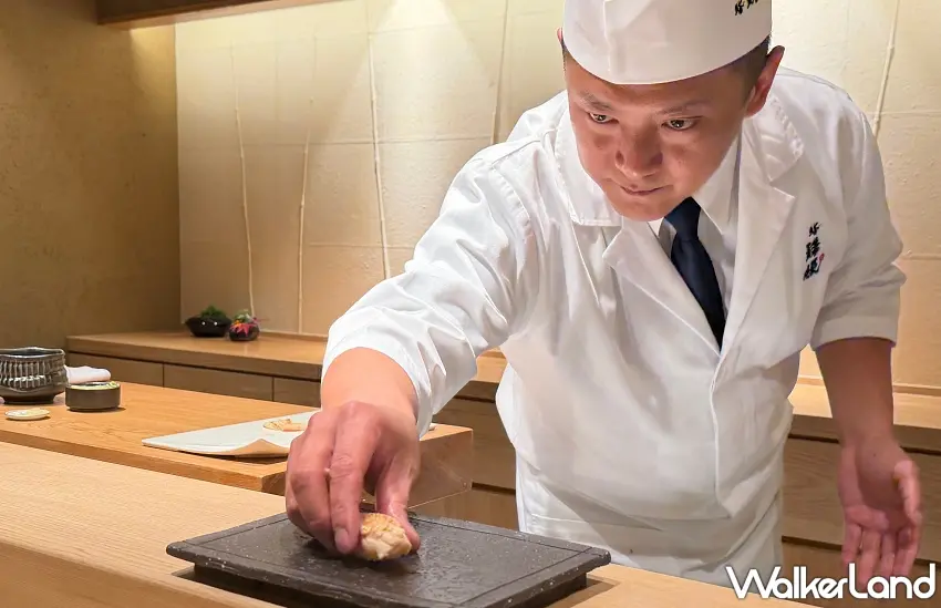 ▲靈魂醋飯搭配上新鮮魚料,職人專注地將每一貫握壽司精準遞到面前,臨場感十足。圖 / 編輯 李維唐 攝