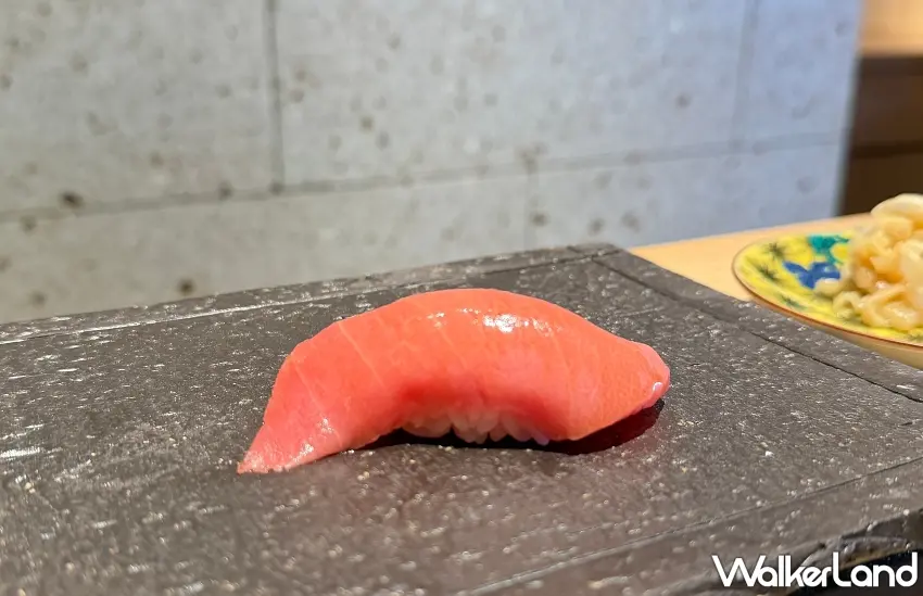 ▲粉嫩透光的鮪魚肉質帶有均勻分布的細緻油脂,光看那個柔嫩感就覺得能在舌尖瞬間化開。圖 / 編輯 李維唐 攝