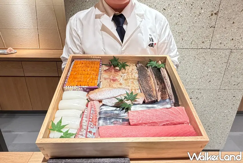 ▲一整盒滿滿嚴選自日本的頂級海鮮食材,從色澤金黃的雲丹到油脂豐厚的鮪魚大腹應有盡有,澎湃程度讓人一眼就淪陷。圖 / 編輯 李維唐 攝