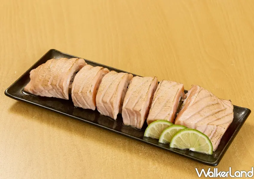 ▲鮭魚控必吃話題神作超滿足生鮭魚腹一本燒重磅回歸,於壽司郎站前店獨家販售,炙燒豐潤油脂搭配檸檬提鮮超美味。