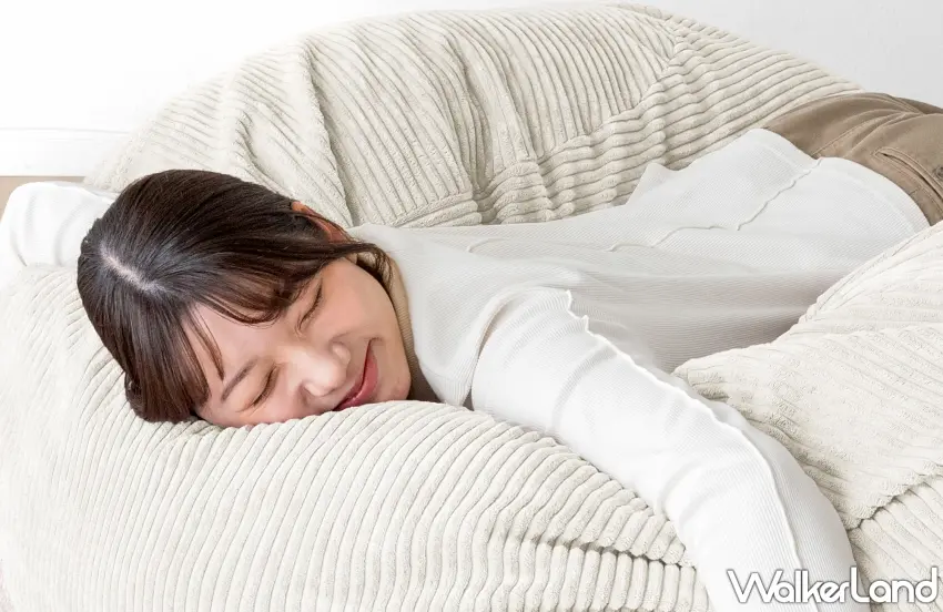▲柔軟細條絨布面料觸感細緻療癒,帶有微絨毛的溫暖質地,每次觸碰都能感受肌膚被溫柔撫觸的幸福感。圖/家具之彥提供;窩客島整理