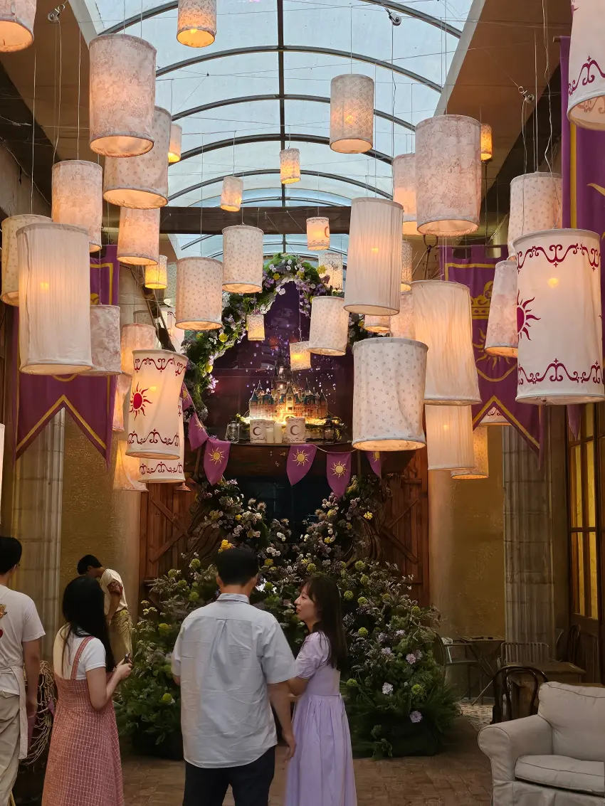 ▲本次咖啡廳將店內打造為迪士尼電影《魔法奇緣》主題,懸掛滿滿天燈重現動畫夢幻場景。