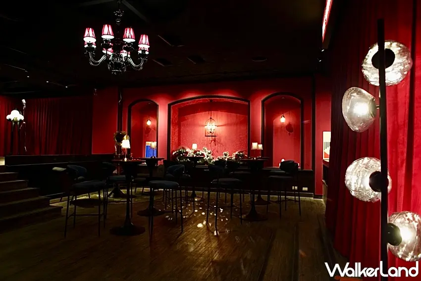 ▲一樓後廳打造得像一座私密小型酒吧劇場,深紅帷幕配上華麗水晶吊燈,平時是放鬆休憩的好去處,不定期還能遇到驚喜現場演出。圖/The Theatre 劇院酒店提供;窩客島整理