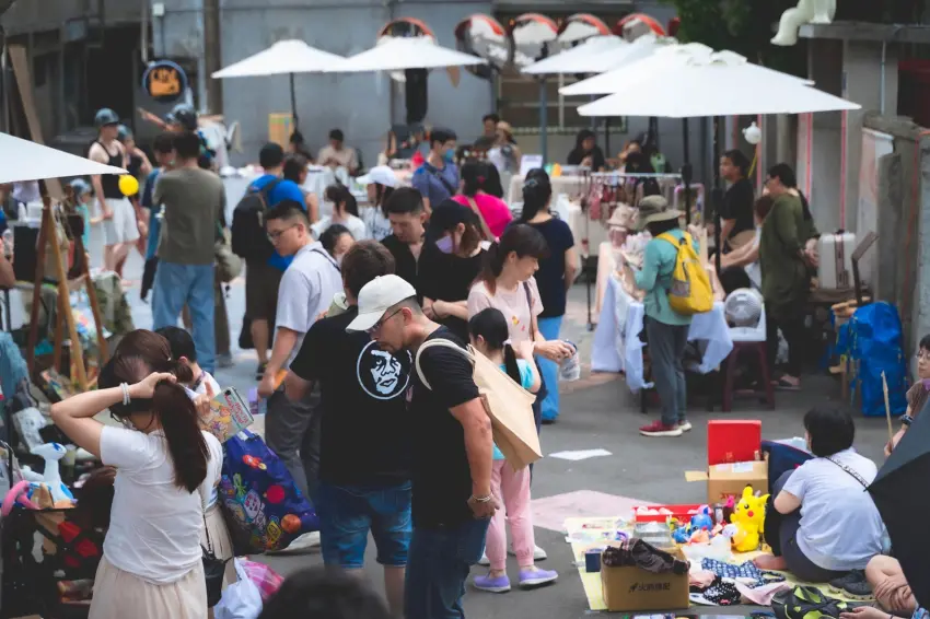 ▲「2026新北市眷村文化節」主題市集,匯集眷味美食、手作設計、軍風文創與在地品牌。(圖/新北市政府文化局提供)