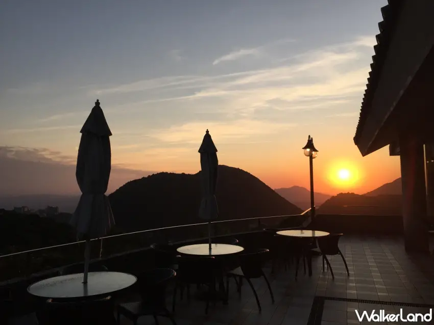 ▲坐在露天平台喝杯熱茶，看著金黃夕陽漸漸沉入山巒後方，涼爽的山風拂過臉龐，這裡絕對是台北人夜間遠離光害看星空與明月的最佳私房基地。 圖／Booking.com提供；窩客島整理