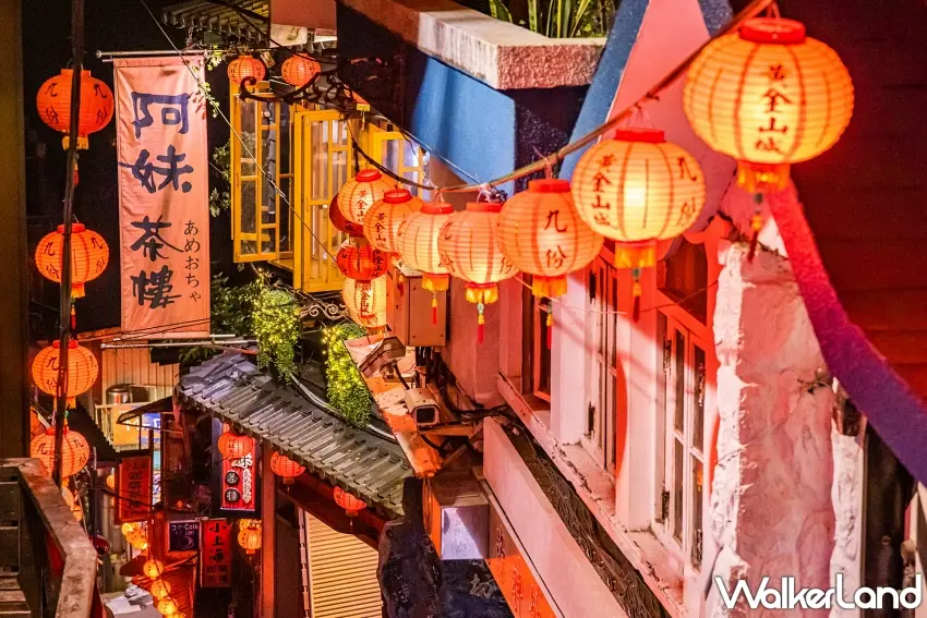 ▲當夕陽西下、紅燈籠漸次點亮,九份老街瞬間化身最浪漫的黃金山城,漫步在青石板路上感受復古微風,順便找間茶樓喝茶看夜景,這才是極致療癒的山城慢旅模式。圖/新北市政府觀光旅遊局提供;窩客島整理