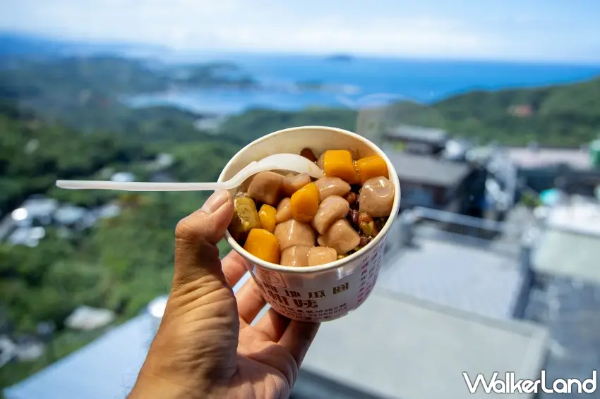 ▲來到九份必吃的就是這一碗,滿滿 Q 彈芋圓跟地瓜圓堆疊在碗裡,搭配眼前遼闊的山海景致一起入口,口感跟視覺都獲得極大滿足。圖/新北市政府觀光旅遊局提供;窩客島整理
