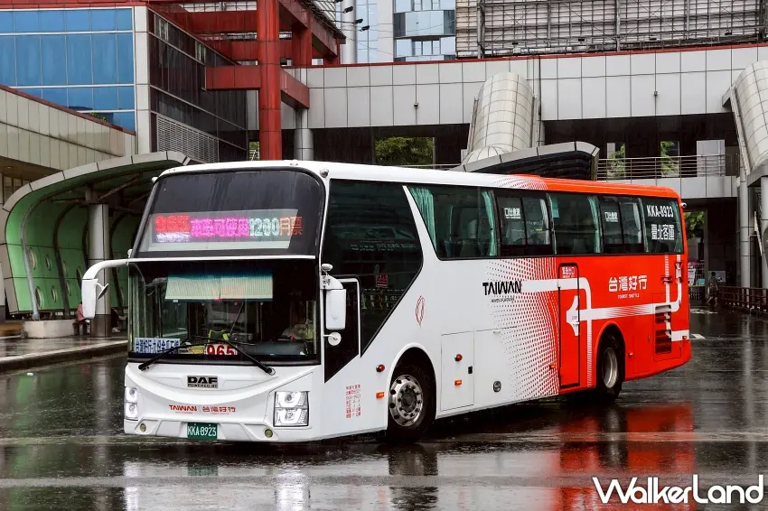 ▲要優雅出遊不費力,直接搭上這台亮眼紅白彩繪的台灣好行965公車,一路睡到九份老街下車,輕鬆解鎖懷舊老街與品茶之旅。圖/新北市政府觀光旅遊局提供;窩客島整理