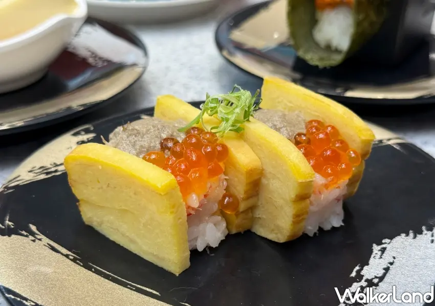 ▲雙蟹鮭魚卵玉子以微甜玉子燒取代海苔,一口氣塞滿紅雪蟹絲、蟹膏與爆汁鮭魚卵,海味十足。(攝影:鄭雅之)