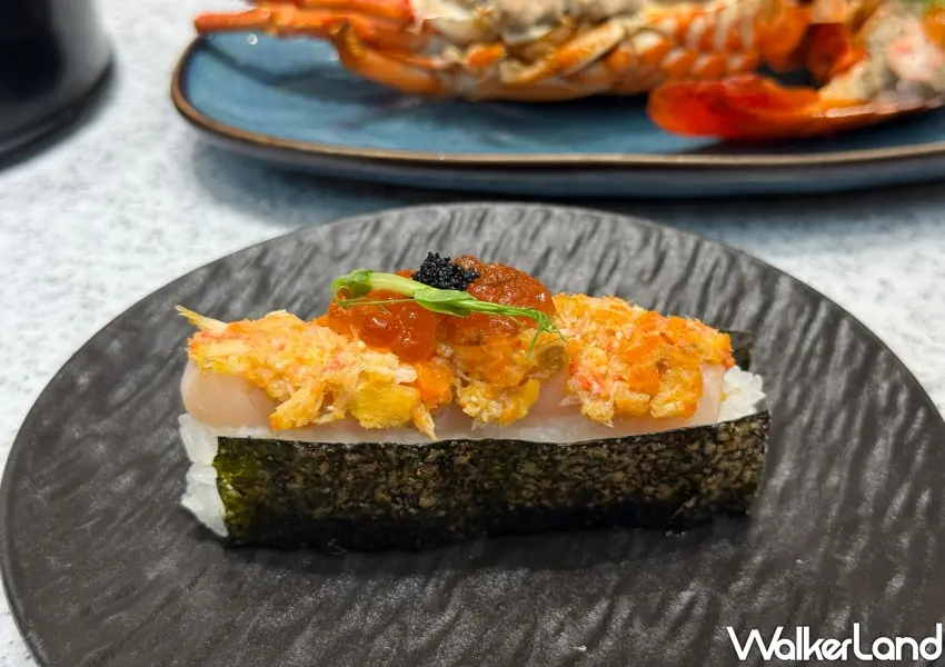 ▲點爭鮮海豐蟹肉珍珠盛以柚香海苔包覆醋飯,搭配紅雪蟹絲、海灣貝與爆汁鮭魚卵,口感極致澎湃。(攝影:鄭雅之)