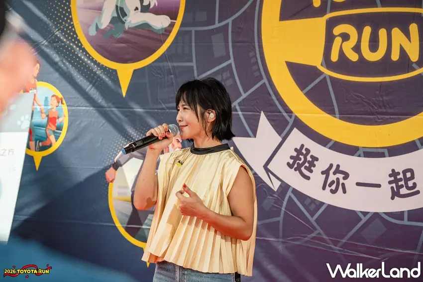▲身穿金黃色質感摺衫的梁文音驚喜現身舞台,手握麥克風深情開唱,那清亮溫暖的歌聲一飄出來,立刻成為全場最療癒的音樂力量,讓剛完賽的跑者們直呼超幸福。圖/TOYOTA提供;窩客島整理