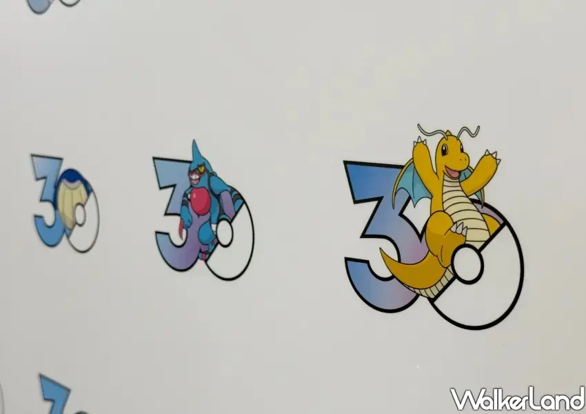 ▲撕開精靈球貼紙背面隨機出現快龍等經典角色,就像現場體驗抽卡樂趣(攝影:鄭雅之)