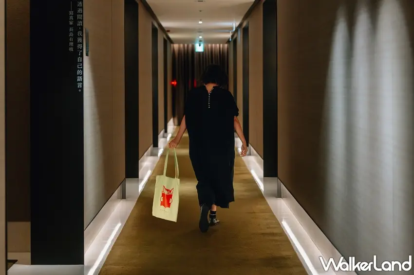 ▲提著極具質感的綠色貓咪帆布袋踏進十一樓走廊,兩側牆面印著寫真家的私密告白,沉靜溫暖的光影交織出濃濃文青感,每走一步都像走進日系雜誌的優雅彩頁裡。圖/誠品行旅提供;窩客島整理