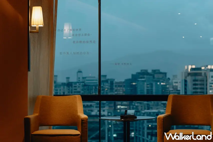 ▲坐在舒適的絨布沙發上,透過窗上的質感文字遠眺台北城市景色,藍調時分的天空與室內暖光交織,創造出絕無僅有的極致沉浸式視覺饗宴。圖/誠品行旅提供;窩客島整理