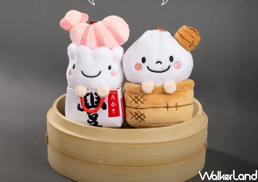 ▲包含蒸籠包宝與袋子裡蝦寶兩款造型的鼎泰豐擬人化絨毛娃娃吊飾。