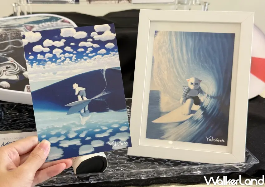 ▲台北內湖白貓衝浪展覽!!展覽販售YOKOTEEN藝術家悠遊卡、附框明信片組。(攝影:鄭亦庭)