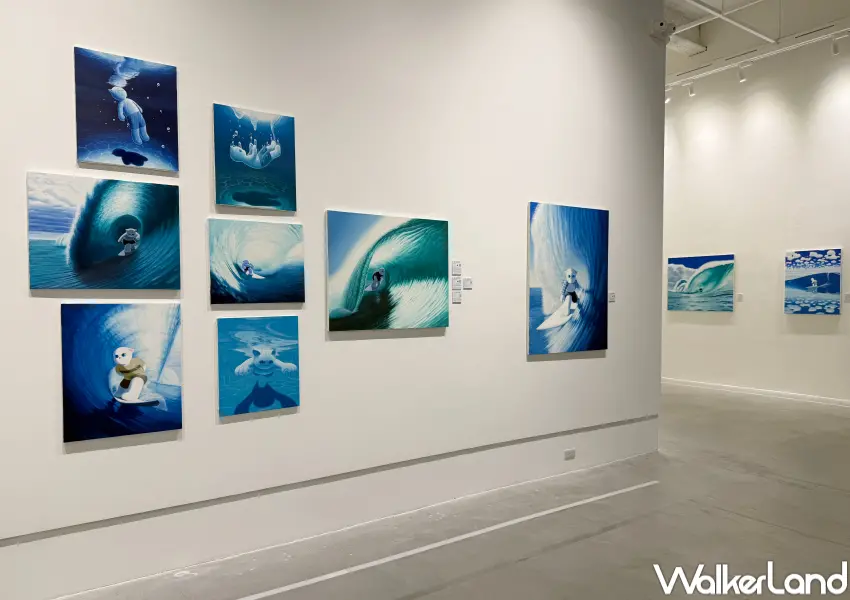 ▲台北白貓衝浪展免費入場!日本藝術家YOKOTEEN手繪白貓衝浪與黑白滑板系列畫作,細緻呈現浪花與動態細節。(攝影:鄭亦庭)