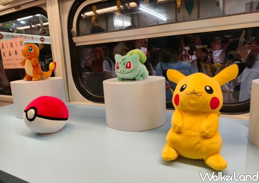 ▲新光三越寶可夢列車快閃店展示皮卡丘、小火龍與妙蛙種子絨毛玩偶,限定周邊超吸睛。(攝影:鄭雅之)