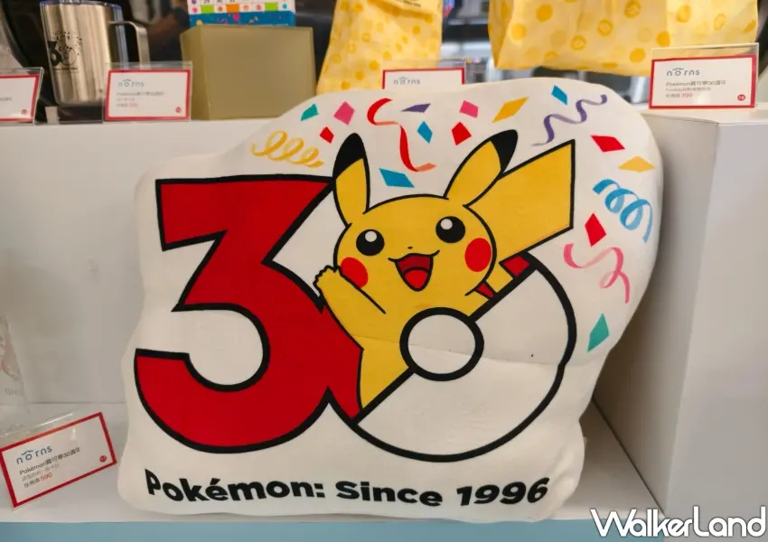 ▲寶可夢30週年限定皮卡丘造型抱枕以經典週年圖騰為設計,是粉絲追車必買的居家好物。(攝影:鄭雅之)