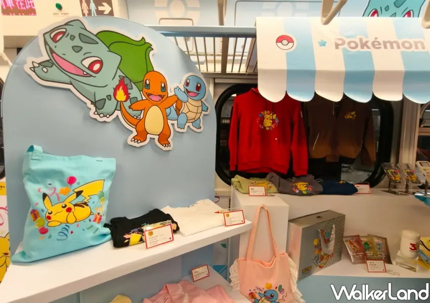 ▲寶可夢主題列車快閃店開進第一節車廂,展示妙蛙種子、小火龍與傑尼龜圖案,集結服飾與帆布袋等多款聯名周邊。