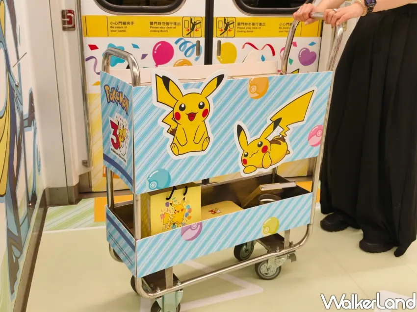 ▲新光三越寶可夢主題列車推車販售多款聯名商品,讓訓練家搭台鐵也能輕鬆選購限定周邊。