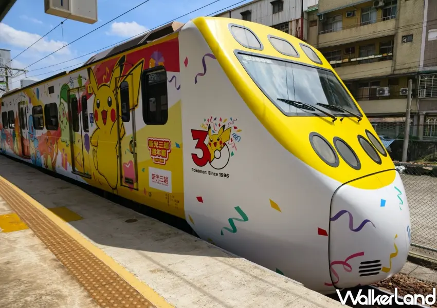 ▲全台首輛新光三越寶可夢30週年彩繪列車進站,車頭與車身滿滿皮卡丘圖樣吸引鐵道迷與粉絲爭相追車。