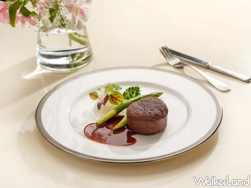 ▲五分熟的日本A3和牛菲力呈現美麗粉紅色澤,油花均勻柔嫩,沾點濃郁的百里香牛肉原汁,每口都是極致的幸福儀式感。圖/台北文華東方酒店提供;窩客島整理