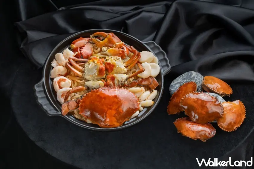 ▲一整鍋滿滿紅蟳、干貝與草蝦鋪得毫不客氣,吸滿海皇龍蝦湯精華的紅薯粉條Q彈滑順,每一口都是極致鮮甜的海味爆發。 圖/高雄日航酒店提供;窩客島整理