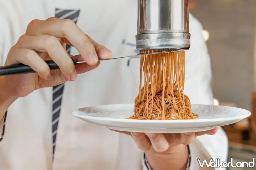 ▲主廚現場現擠栗子泥的過程超級療癒,細緻柔滑的蒙布朗散發濃濃栗香,絕對是餐後必吃的夢幻甜點。 圖/高雄日航酒店提供;窩客島整理