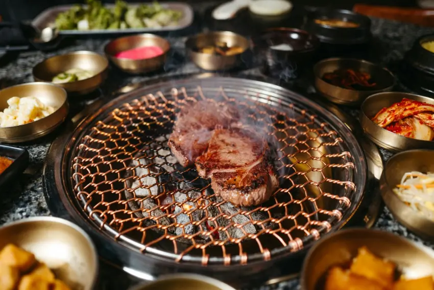 ▲韓國烤肉多搭配鮮脆的生菜包肉,而台灣人特有的白吐司夾熱肉片吃法,在韓國完全看不到。