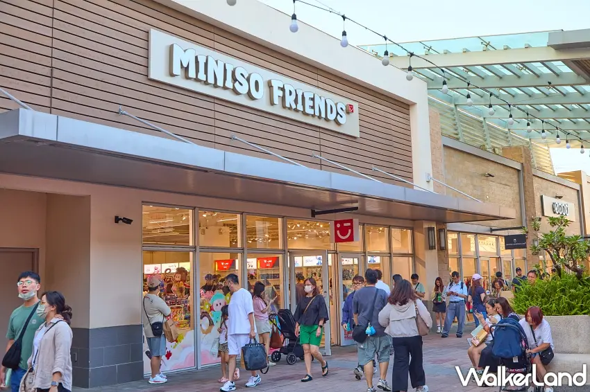 ▲公仔控跟娃娃控會買到失心瘋,二期MINISO FRIENDS一次集結全球80個以上超夯IP,軟綿綿的絨毛玩偶跟限量盲盒應有盡有,進去沒買個一大袋根本捨不得出來。圖/華泰名品城提供;窩客島整理