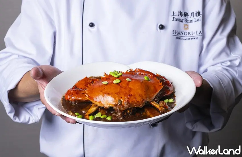 ▲經典必吃的醬爆年糕沙公熱騰騰出爐,重達800公克的霸氣活沙公裹滿濃油赤醬,軟糯Q彈的年糕吸透香濃蟹油,黏嘴滋味讓人停不下來。圖/台北遠東香格里拉提供;窩客島整理