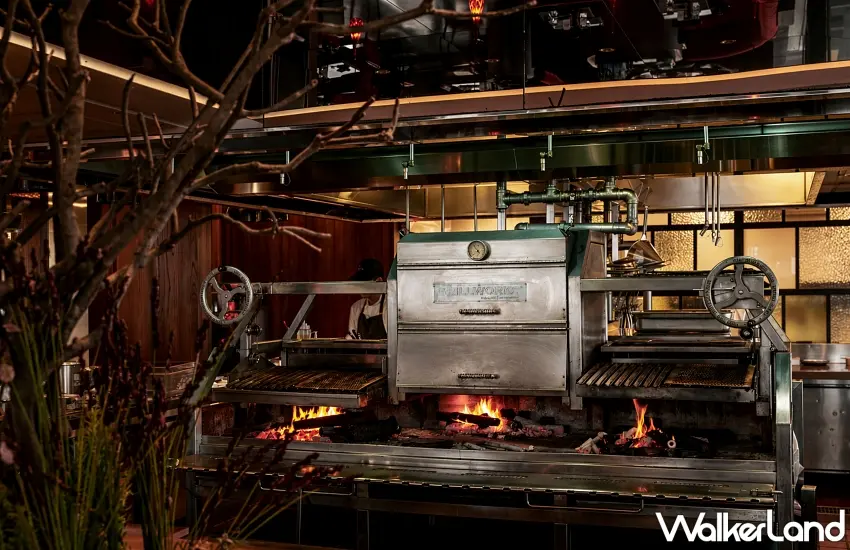 ▲鎮店之寶近四百萬元的Grillworks炭火烤爐霸氣登場,熊熊炭火與木柴煙燻同時運作,正是打造頂級牛排焦香表層的神級設備。圖/台北萬豪酒店提供;窩客島整理