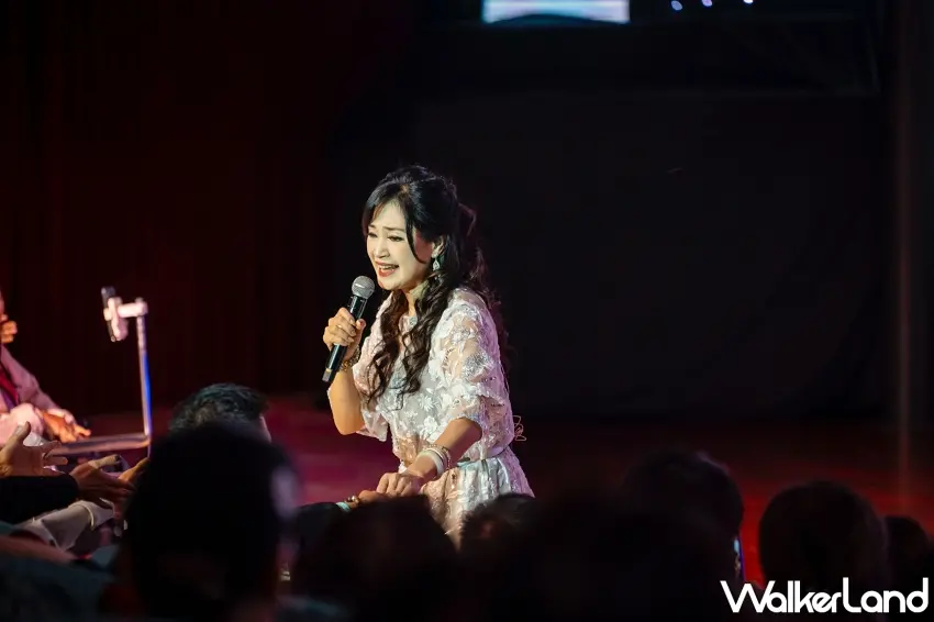 ▲方季惟一身優雅的白色蕾絲洋裝登台,拿著麥克風走近觀眾席,還親切伸手與台下旅客互動。能在郵輪上近距離聽見熟悉的經典歌聲,這種海上演唱會的臨場感,絕對是旅途中難忘的回憶。圖/麗星郵輪提供;窩客島整理