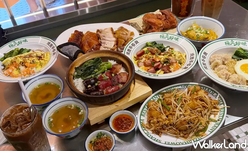 ▲這一桌港式饗宴真的太豪邁。除了那鍋香氣四溢、底部焦香爽脆的煲仔飯,旁邊皮滑肉嫩多汁的油雞與燒鴨拼盤更是搶眼。還有正宗港式全蛋撈麵勁道脆彈,碩大雲吞皮薄餡滿咬下是整顆鮮蝦的鮮脆,搭配煎得邊緣焦脆的金黃太陽蛋,劃破蛋黃拌麵格外銷魂。圖/編輯 李維唐 攝