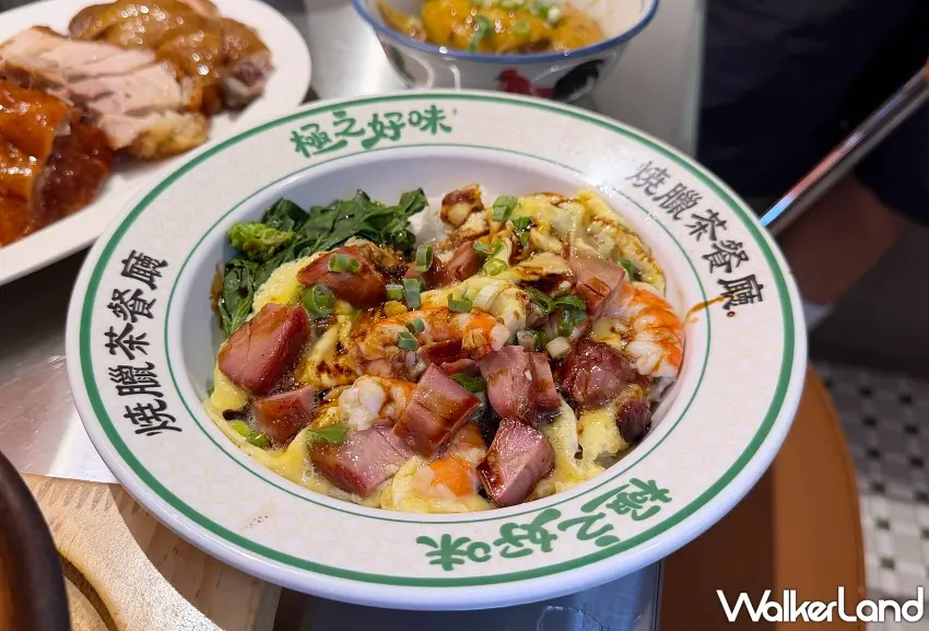 ▲滑蛋控與叉燒控的夢幻逸品,這一碗招牌蔥花雙拼滑蛋飯絕對是老饕必點。鮮甜脆蝦搭配厚切蜜汁叉燒丁,撒滿鮮綠蔥花,蛋香、肉甜與蝦脆在口中交融,溫潤療癒。用筷子輕輕戳破太陽蛋,讓金黃蛋黃緩緩流出浸濕粒粒分明米飯,呈現出極具層次的細膩口感。圖/編輯 李維唐 攝