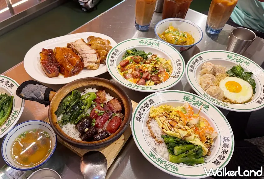 ▲港式美食控看到這桌真的會選擇困難!極之好味一次端出功夫燒臘大拼盤、廣式臘味煲仔飯、蝦仁滑蛋飯與鮮蝦雲吞撈麵,厚切燒臘油亮誘人,滑蛋搭配鮮甜蝦仁,還有冰涼港式奶茶助陣,揪朋友來松菸直接開吃最過癮。圖 / 編輯 李維唐 攝