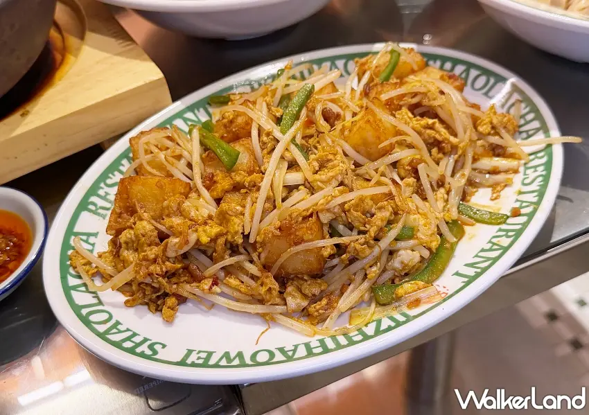 ▲蘿蔔糕控必點這盤!煎得金黃的港式蘿蔔糕搭配爽脆銀芽、韭黃與散蛋,再以特製XO醬大火翻炒,外焦內嫩又帶著濃郁鮮香,光看就想趕快夾一塊。圖/編輯 李維唐 攝
