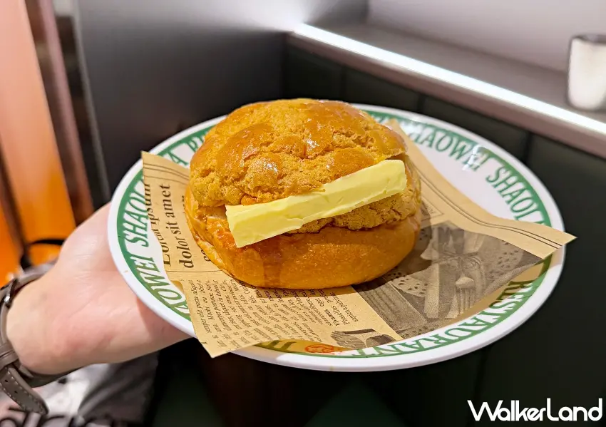 ▲港式下午茶怎麼能少了冰火菠蘿包!金黃酥脆的菠蘿麵包夾入超厚切冰涼奶油,熱呼呼的麵包遇上濃郁奶香,每一口都是讓人想念的香港味。圖/編輯 李維唐 攝